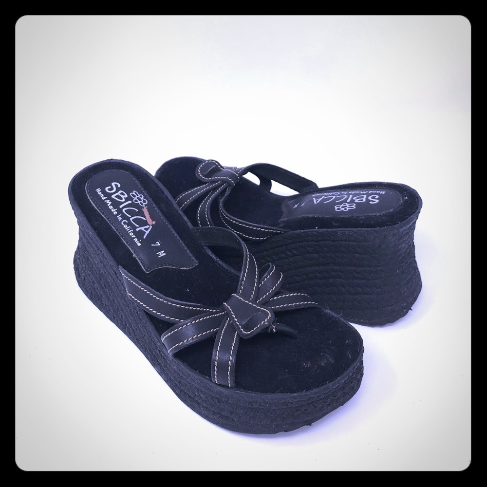Black rubber wedges